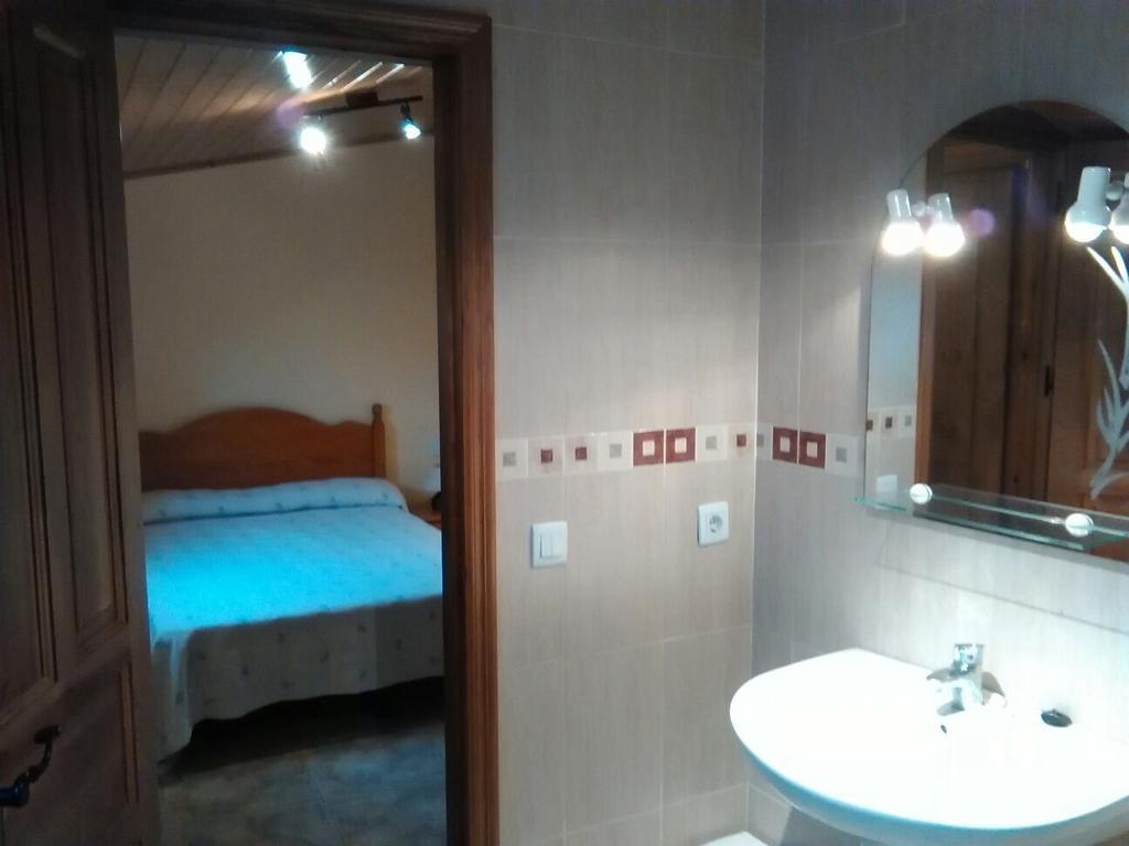 Apartamentos Turisticos Rosario Camarena de la Sierra Bilik gambar