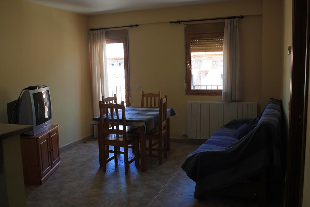 Apartamentos Turisticos Rosario Camarena de la Sierra Bilik gambar