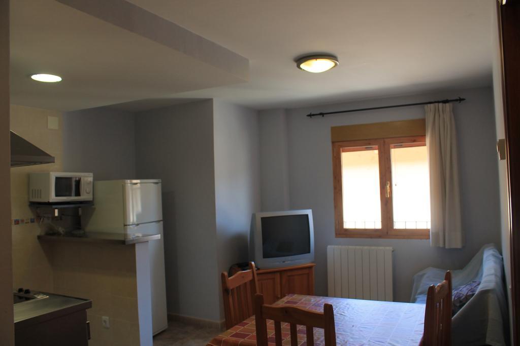Apartamentos Turisticos Rosario Camarena de la Sierra Bilik gambar