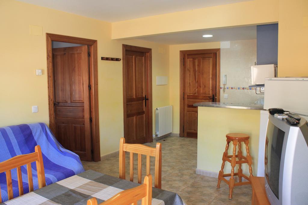 Apartamentos Turisticos Rosario Camarena de la Sierra Bilik gambar