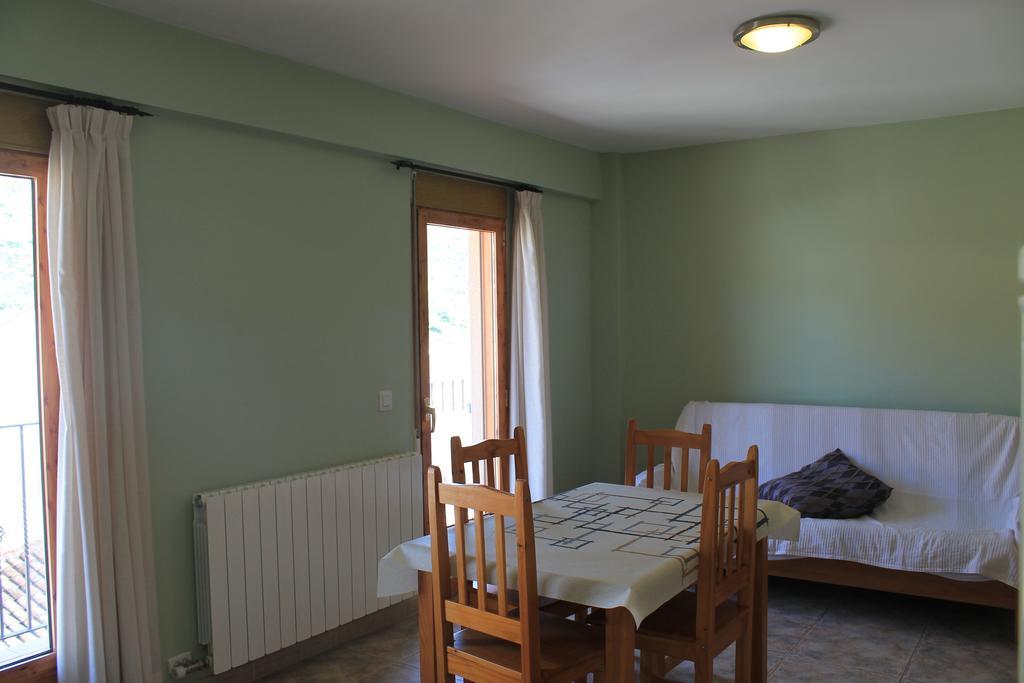 Apartamentos Turisticos Rosario Camarena de la Sierra Bilik gambar