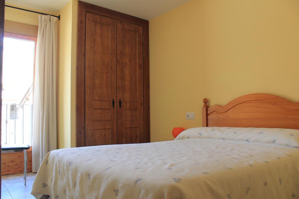 Apartamentos Turisticos Rosario Camarena de la Sierra Bilik gambar