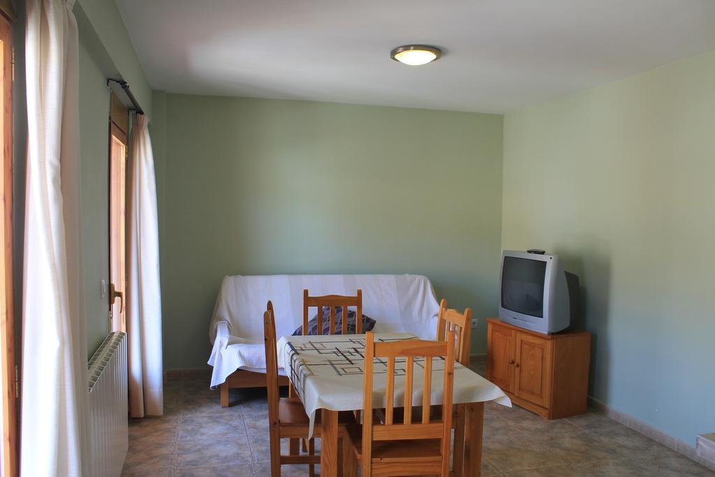 Apartamentos Turisticos Rosario Camarena de la Sierra Bilik gambar